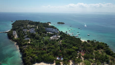 Luftaufnahme-Einer-Touristeninsel-In-Der-Karibik-Mit-Gebäuden-Und-Bäumen,-Dominikanische-Republik