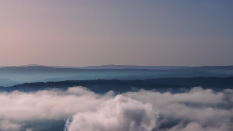 Industrieller-Rauch,-Der-Durch-Die-Wolken-Am-Himmel-Von-Der-Fabrik-Aufsteigt