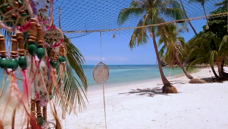 Fangen-Sie-Träumer-Hängen-Von-Palmen-In-Tropischen-Himmlischen-Paradies-Strand-Weißen-Sandstrand-Und-Unberührten-Klaren-Meer-Ozean-Wasser