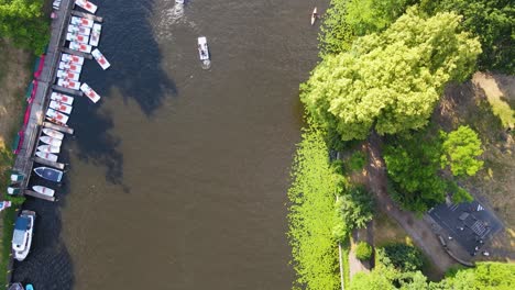 Erleben-Sie-Die-Pulsierende-Energie-Des-Sommers-In-Berlin-Mit-Atemberaubenden-Luftaufnahmen-über-Der-Spree,-Die-Den-Geschäftigen-Schiffsverkehr-Und-Die-üppigen-Grünen-Parks-Einfangen