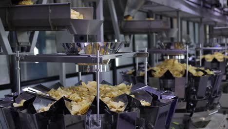 Toma-En-Primera-Persona-Que-Muestra-La-Producción-De-Muchos-Chips-Que-Se-Envían-Al-Embalaje