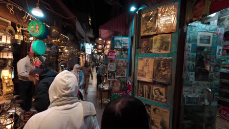 Kairoer-Nachtmarktstraße-Mit-Zahlreichen-Souvenirläden