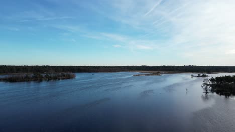 Kalmthoutse-Heide-Schwenken-über-Feuchtgebiete-Enthüllt-Die-Spaltung-Von-Blau-Zu-Weiß-Himmel