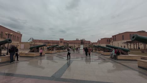 Plaza-Del-Museo-Militar-Nacional-De-Egipto-Con-Exposición-De-Armamento-Histórico-En-Un-Día-Nublado