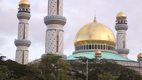 Hermosa-Cúpula-Dorada-Y-Imponentes-Minaretes-De-La-Mezquita-Jame&#39;-Asr-Hassanil-Bolkiah-En-Bandar-Seri-Bagawan-En-Brunei-Darussalam