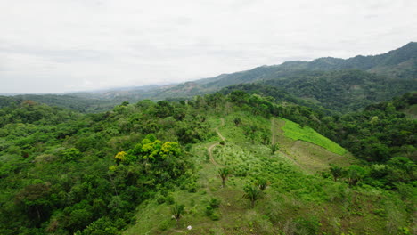 Vista-Aérea-Del-Paisaje-Montañoso-En-Un-Destino-Remoto