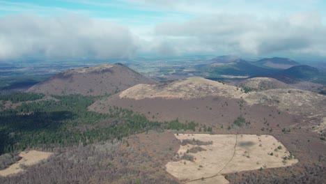 Imágenes-Aéreas-De-Volcanes-Antiguos-En-El-Macizo-Central-De-Francia-En-Un-Día-Nublado.