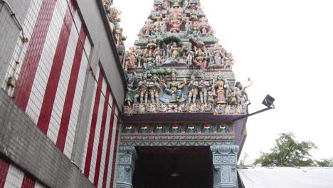 Parte-Superior-De-Un-Colorido-Templo-Imponente-Con-Dioses-Hindúes-En-El-Barrio-Little-India-Del-Centro-De-Singapur-En-Asia