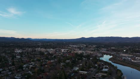 Weitwinkel-Drohnenaufnahme-Des-Napa-Valley,-Kalifornien-Bei-Sonnenuntergang