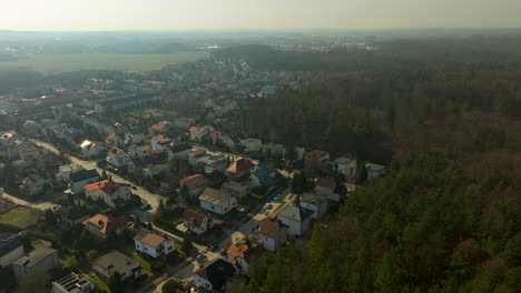 Polnische-Kleinstadt-In-Einem-Vorort,-Der-An-Sonnigen-Tagen-An-Eine-Waldlandschaft-Grenzt
