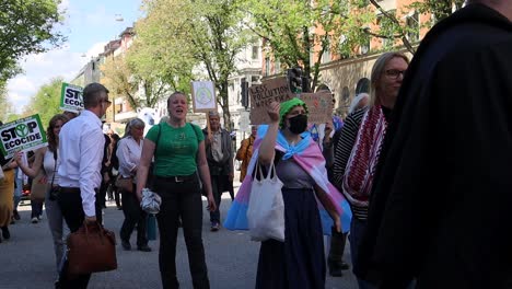 Junge-Frauen-Marschieren-Mit-Schildern-Und-Singen-Bei-Klimaprotesten-In-Schweden