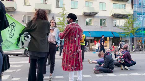 Demonstranten-Mit-Banner-Und-Auf-Dem-Boden-Bei-Klimademonstration,-Schweden