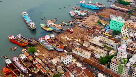 Werft-Am-Ufer-Des-Buriganga-Flusses-Mit-Stadtlandschaft-In-Dhaka,-Bangladesch