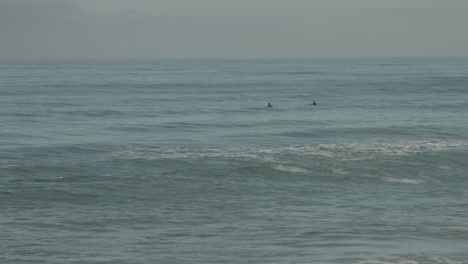 Los-Surfistas-Esperan-Olas-En-La-Reserva-Nacional-Estatal-De-Torrey-Pines-En-San-Diego,-California