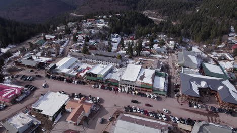 Aerial-drone-shot-of-Cloudcroft,-New-Mexico-Main-Street,-push-in,-tilt-down