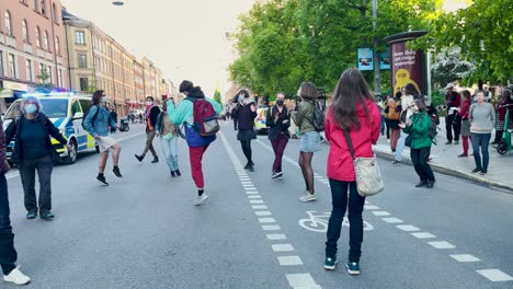 Slomo-De-Manifestantes-Climáticos-Bailando-En-Una-Manifestación-Pacífica,-Suecia