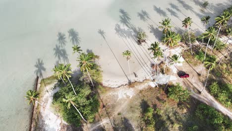 Imágenes-Aéreas-De-Una-Playa-De-Arena-Blanca-Con-Palmeras-En-Ko-Samui,-Tailandia.