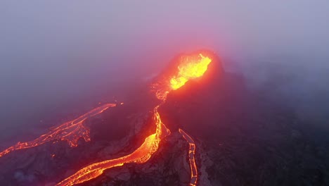 Eine-4K-Drohne-Macht-Filmreife-Luftaufnahmen-Von-Herabstürzender-Isländischer-Lava,-Eingehüllt-In-Dichten-Nebel