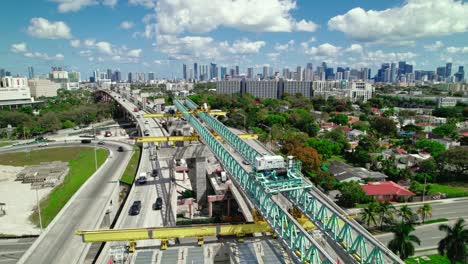 Antena-Panorámica-De-La-Moderna-Construcción-De-Puentes-Sobre-Dolphin-Expressway,-Lodepot-Park,-Miami,-Florida,-EE.UU.