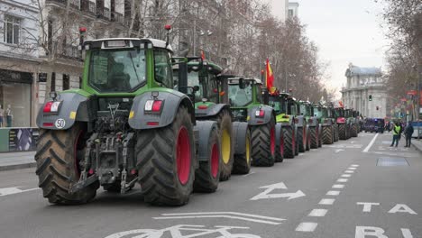 Se-Ve-Una-Fila-De-Tractores-Estacionados-En-La-Calle-Durante-Una-Huelga-De-Agricultores-Mientras-Los-Agricultores-Y-Los-Sindicatos-Agrícolas-Protestan-Contra-La-Competencia-Desleal,-Las-Políticas-Agrícolas-Y-Gubernamentales.