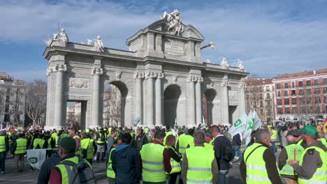 Tausende-Spanische-Landwirte-Und-Agrargewerkschaften-Blockieren-Die-Straßen,-Als-Sie-Sich-An-Der-Puerta-De-Alcalá-In-Madrid-Versammeln,-Um-Gegen-Unlauteren-Wettbewerb,-Agrar--Und-Regierungspolitik-Zu-Protestieren