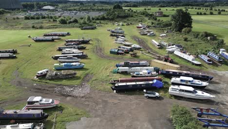 Vista-Aérea-Sobre-Redhill-Marina,-Barcos-Estrechos-Y-Colección-De-Almacenamiento-De-Barcazas,-Nottingham