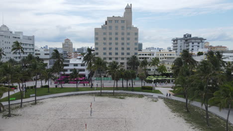 Vista-Aérea-De-Las-Mareas,-Hotel-De-South-Beach,-Miami-Florida-Usa-Y-Campo-De-Voleibol-De-Playa,-Disparo-De-Drone