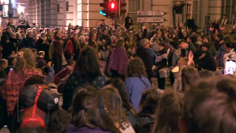 Baile-Alegre-En-La-Marcha-De-Mujeres-Al-Ritmo-De-Tambores-De-Batucada