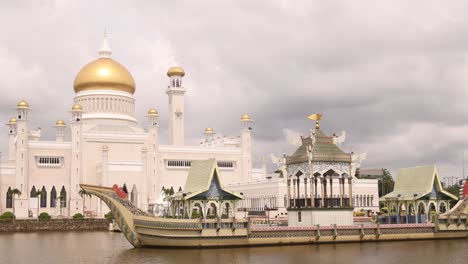 Goldene-Kuppeln-Und-Minarette-Der-Berühmten-Sultan-Omar-Ali-Saifuddien-Moschee-In-Bandar-Seri-Bagawan-In-Brunei-Darussalam