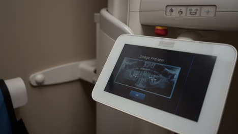 Aufnahmen-Eines-Zahnärztlichen-Röntgengeräts-Im-Behandlungsraum