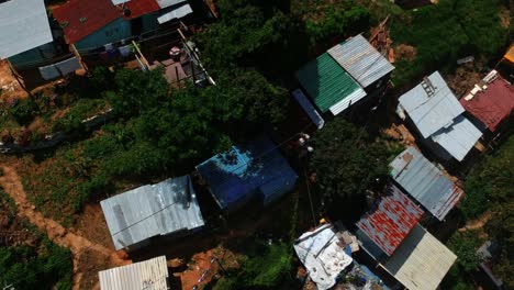 Sobrevuelo-De-Drones-Sobre-Chozas-Cerca-De-La-Ciudad-De-Durban,-KZN,-Sudáfrica