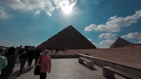 Eingangsweg-Zu-Den-Großen-Pyramiden-Von-Gizeh-Mit-Zahlreichen-Touristen-An-Einem-Sonnigen-Tag