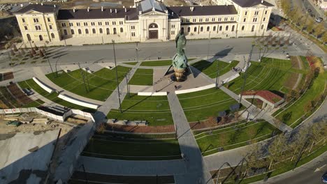 Vista-Aérea-Del-Monumento-A-Stefan-Nemanja-Y-El-Antiguo-Edificio-De-La-Estación-De-Tren-En-Belgrado,-Serbia-En-Un-Día-Soleado-De-Verano,-Disparo-De-Drones