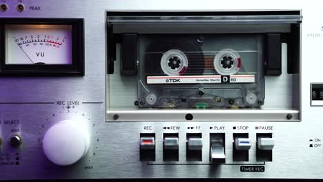 Colocar-E-Iniciar-Una-Cinta-De-Casete-De-Audio-En-Un-Reproductor-De-Deck-Vintage-Con-Nivel-Máximo-De-Medidor-Vu,-Cerrar