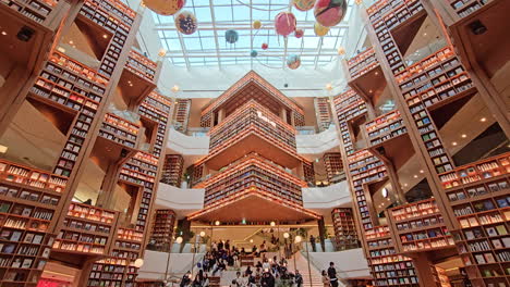 Starfield-Suwon-Modernes-Bibliotheks-Innendesign-In-Natürlichem-Licht---Blick-Nach-Oben-Im-Weitwinkel