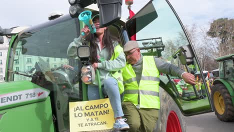 Una-Manifestante-Utiliza-Un-Megáfono-Durante-La-Manifestación-Y-La-Huelga-De-Agricultores-Para-Protestar-Contra-La-Competencia-Desleal,-Las-Políticas-Agrícolas-Y-Gubernamentales.