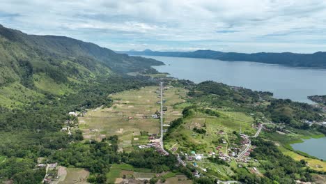 Impresionantes-Vistas-Del-Lago-Y-Las-Montañas-Circundantes,-Casas-Tradicionales-Batak