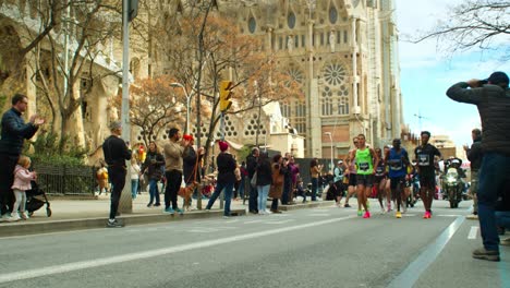 Maratón-De-Barcelona-2024-Que-Abraza-La-Diversidad,-La-Inclusión-Y-La-Participación-Comunitaria-En-Cámara-Lenta