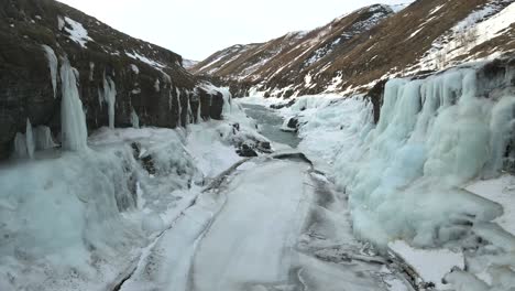 Eine-Exklusive-4K-Drohnenaufnahme-Mit-Filmreifen-Ansichten-Der-Gletscher-Islands-Und-Einer-Einzigartigen-Perspektive-Auf-Die-Eisigen-Naturwunder