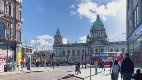 Eine-Statische-Aufnahme-In-4k-Des-Belfast-City-Hall-Von-Der-Royal-Avenue-In-Richtung-Donegall-Square