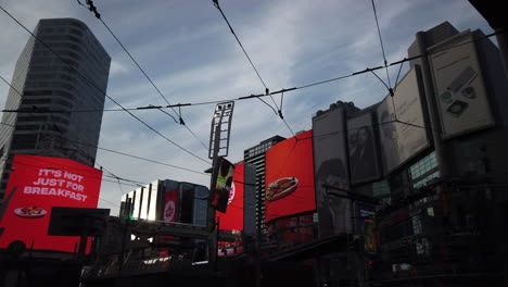 Tagesansicht-Des-Yonge-Dundas-Square-In-Toronto