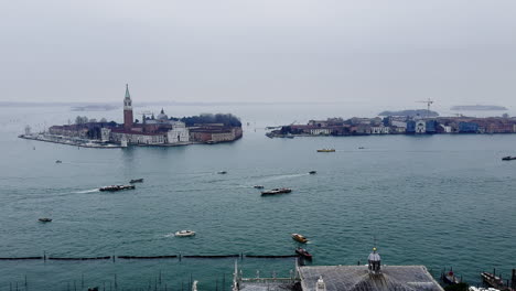 Atemberaubende-Luftaufnahme-Des-Beckens-Von-Venedig-Und-Der-Kirche-San-Giorgio-Maggiore-Mit-Booten-Und-Gondeln