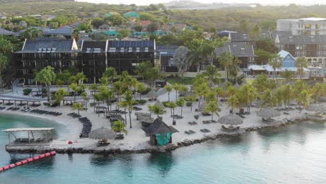 Hamacas-En-La-Playa-En-El-Balneario-De-La-Isla-De-Curazao,-Extracción-Aérea