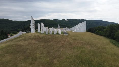 Vista-Aérea-Del-Complejo-Conmemorativo-De-La-Segunda-Guerra-Mundial-Kadinjaca-En-Una-Colina-Bajo-Nubes-Oscuras,-Uzice,-Serbia