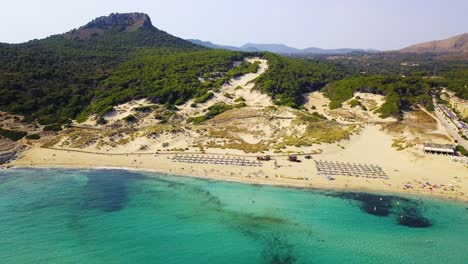 Toma-De-Drones-En-Retirada-De-Una-Popular-Escapada-A-Una-Isla,-El-Complejo-Cala-Mesquida-Está-Ubicado-En-La-Isla-De-Mallorca,-España.