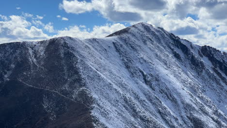 Monte-Lincoln-Loop-Cometa-Lago-Sendero-14er-Montañas-Rocosas-Colorado-Primero-Quitar-La-Nieve-Bross-Cameron-Demócrata-Grises-Torreys-Dilema-Montañismo-Caminata-Picos-Otoño-Invierno-Cielo-Azul-Nubes-Mañana