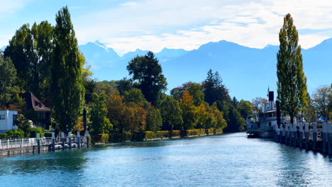 Thun-Stadt-Tunersee-See-Flussfront-Sommer-Herbst-Wunderschön-Atemberaubend-Blauer-Himmel-Schweizer-Alpen-Landschaft-Bern-Zürich-Interlaken-Jungfrau-Gridelwald-Boot-Schloss-Bahnhof-Langsam-Filmisch-Statische-Aufnahme