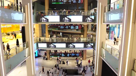 Innenraum-Der-Dubai-Mall,-Vereinigte-Arabische-Emirate,-Geschäfte-Auf-Verschiedenen-Ebenen-Und-Menschen