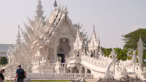 Famous-Wat-Rong-Khun-in-Chiang-Rai-with-tourists-looking-around