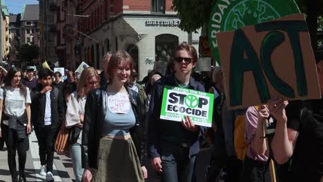 Los-Manifestantes-Marchan-Con-Los-Viernes-Para-Mostrar-El-Futuro-En-La-Manifestación-Climática-Sueca.